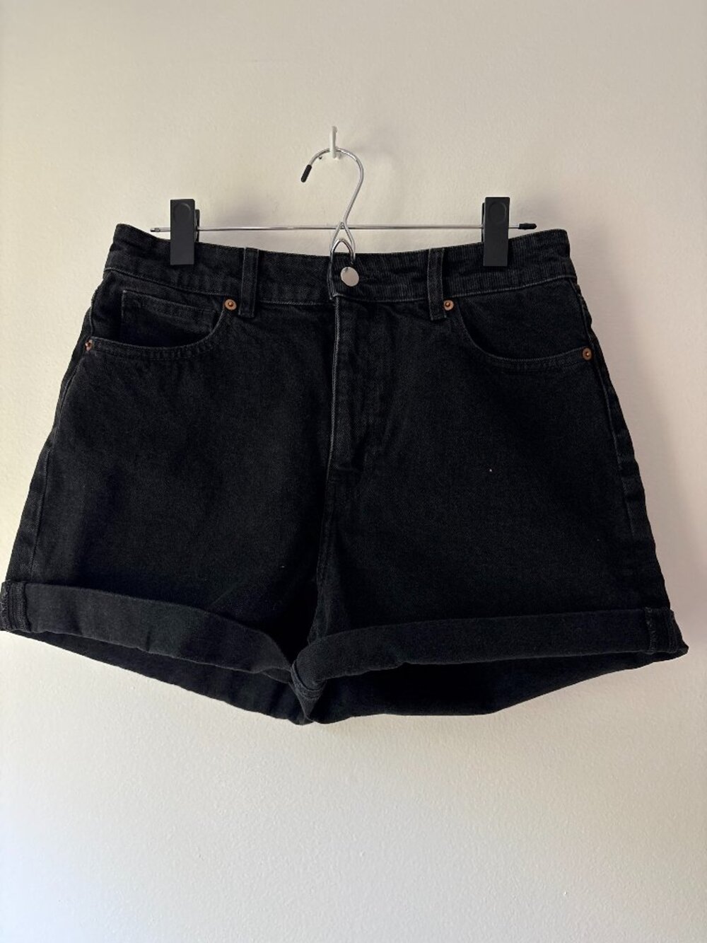 H&M High-Waisted Black Denim Shorts Size 8 100% Cotton Rolled Cuffed Hem Classic